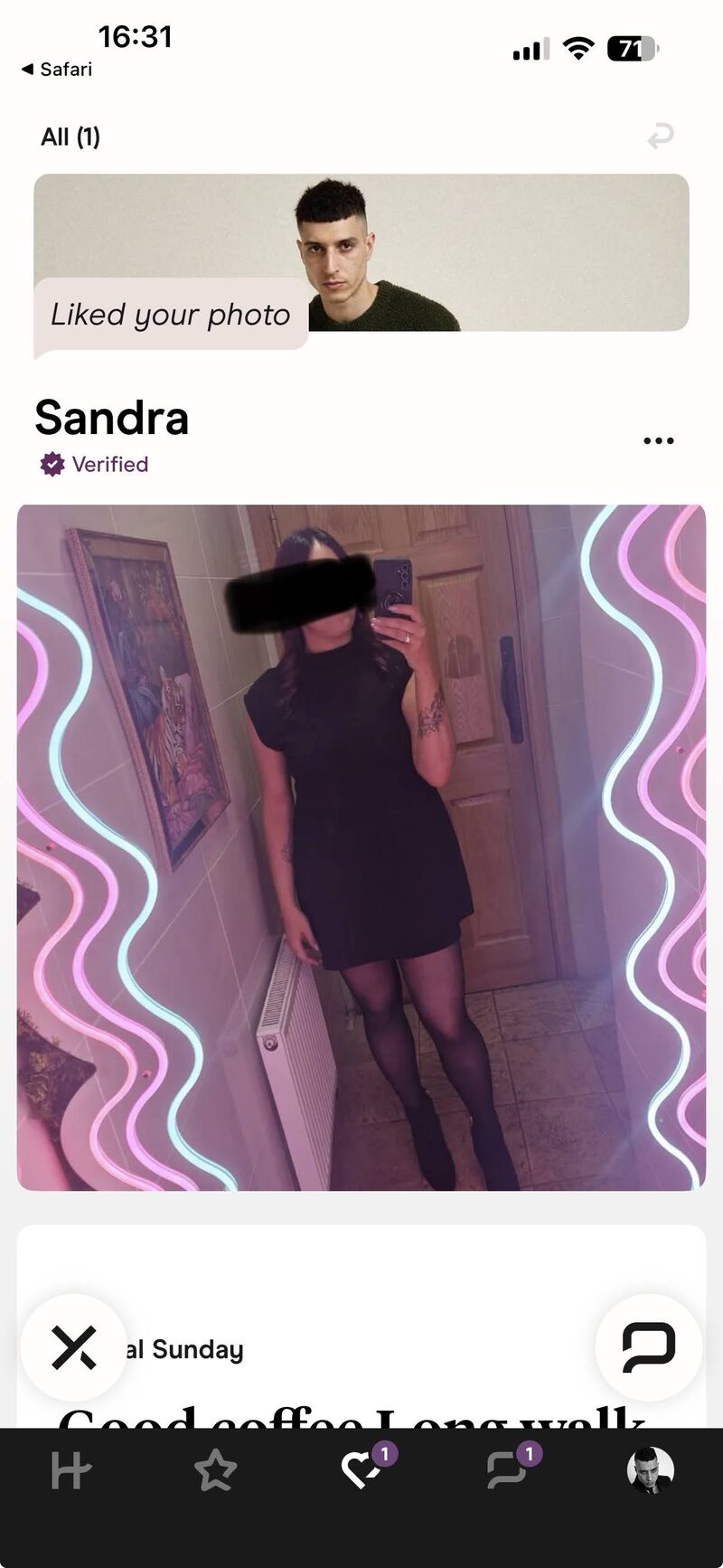 Hinge liked-your-photo receipt on a VIBEFLIRTING studio profile photo