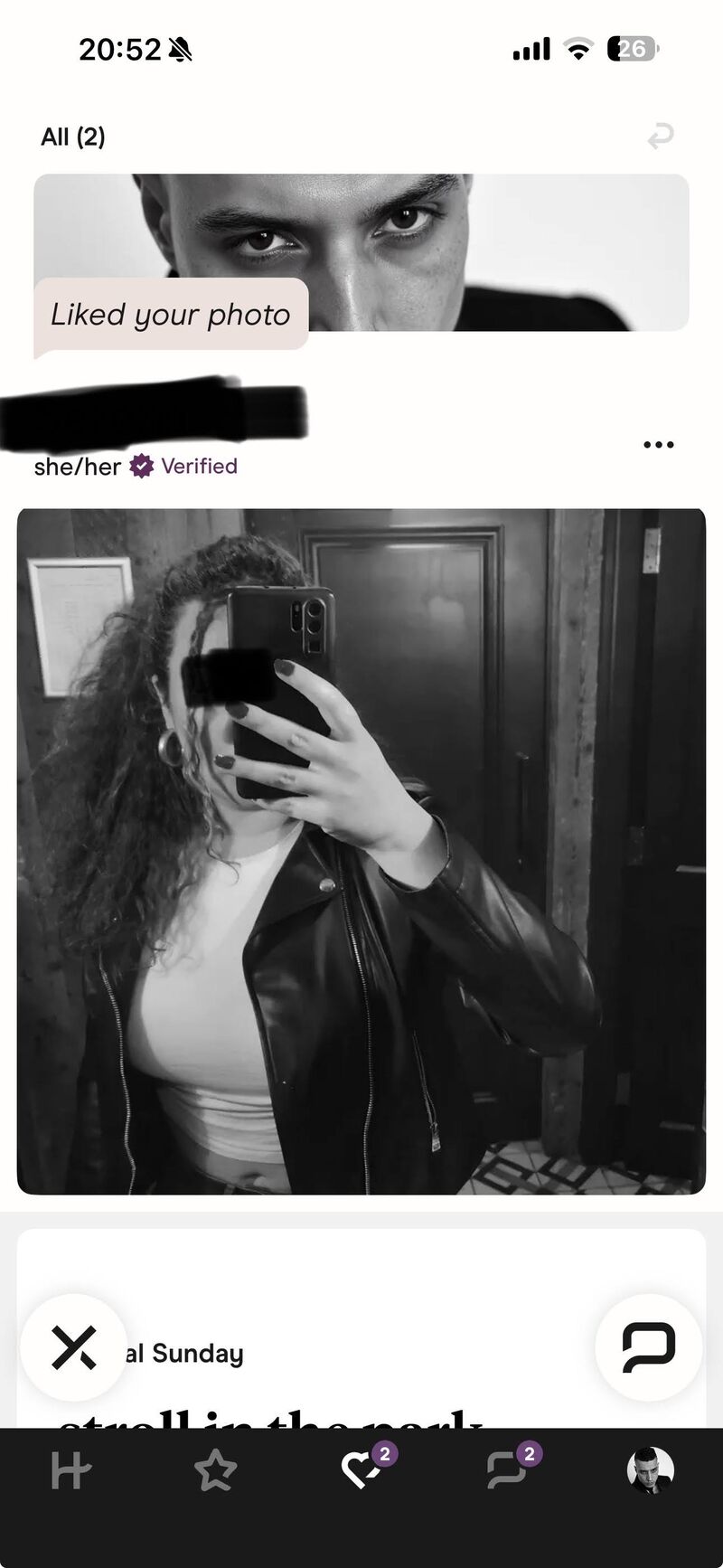 Hinge liked-your-photo receipt on a VIBEFLIRTING close-up portrait