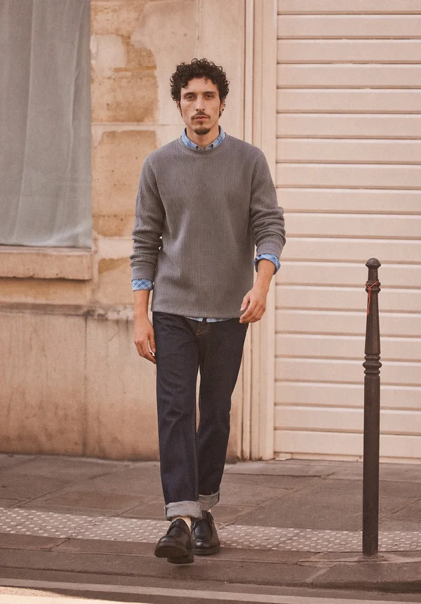 The same picture with a walking pose
